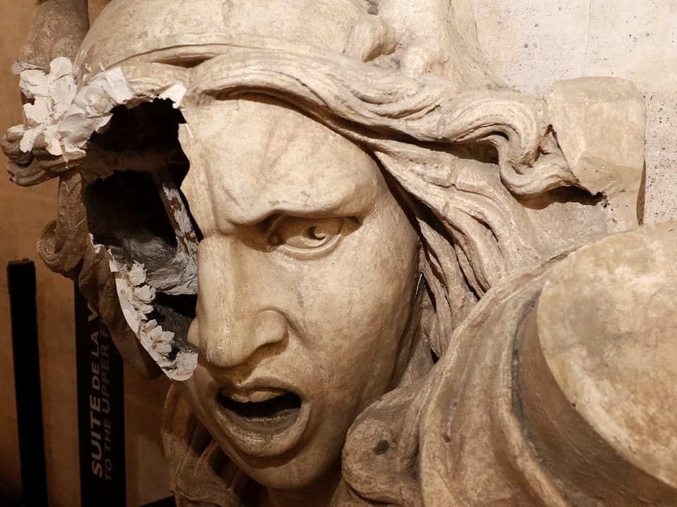 Eine zerstörte «Marianne» am Triumphbogen
