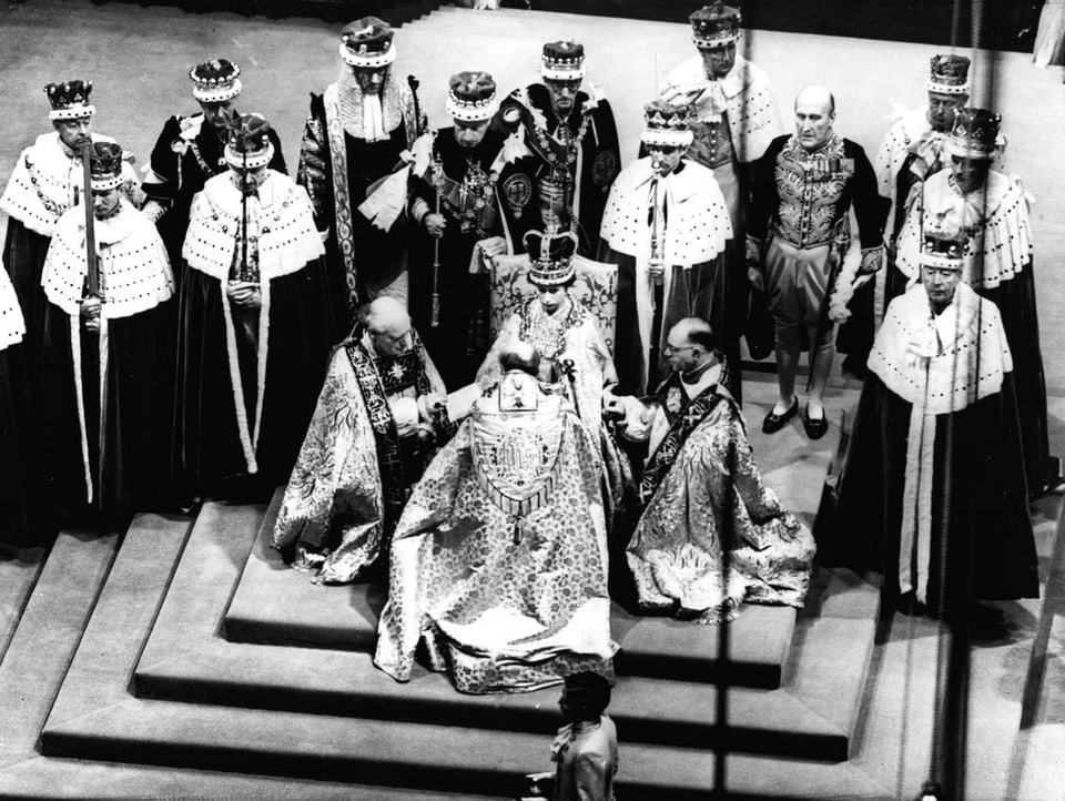 Schwarz weisses Bild von Queen Elizabeth II. bei ihrer Krönung