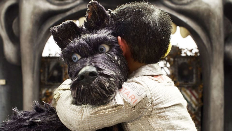 Ein Junge umarmt ein Hund