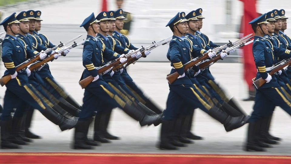 Marsch der Ehrengarde der chinesischen Volksarmee auf einem Stützpunkt in Peking.