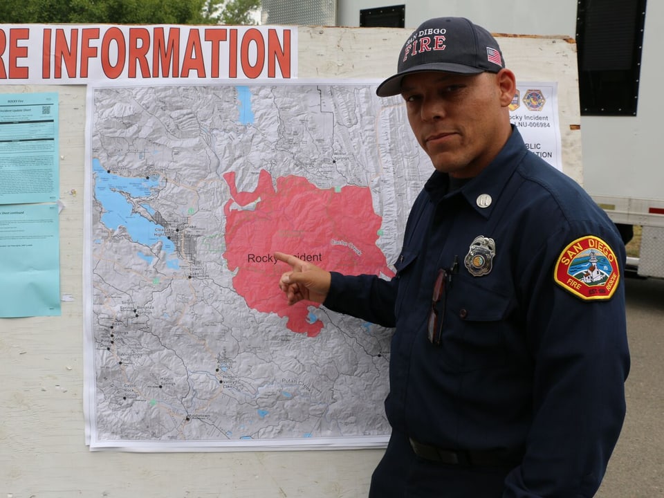 Jason Shanley, Sprecher der kalifornischen Feuerbekämpfungsbehörde Calfire, zeigt auf eine Karte des Brandes.