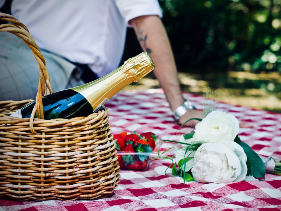 Picknickdecke mit Korb und Rosen