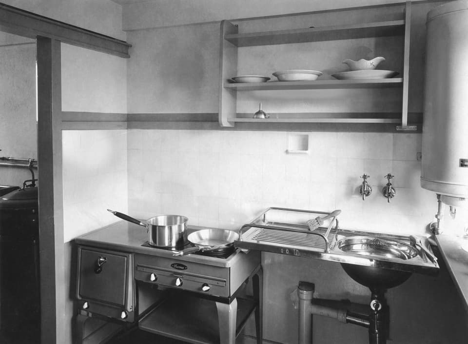 Historisches Foto Küche des Hauses mit Herd und Spüle. 