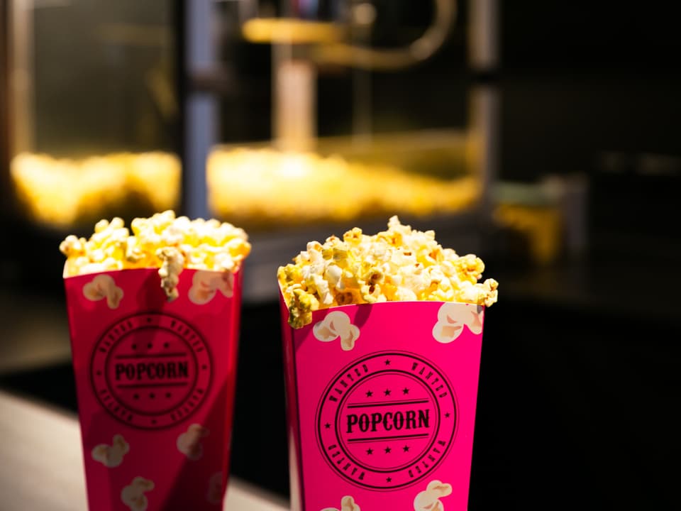 Zwei Portionen Popcorn