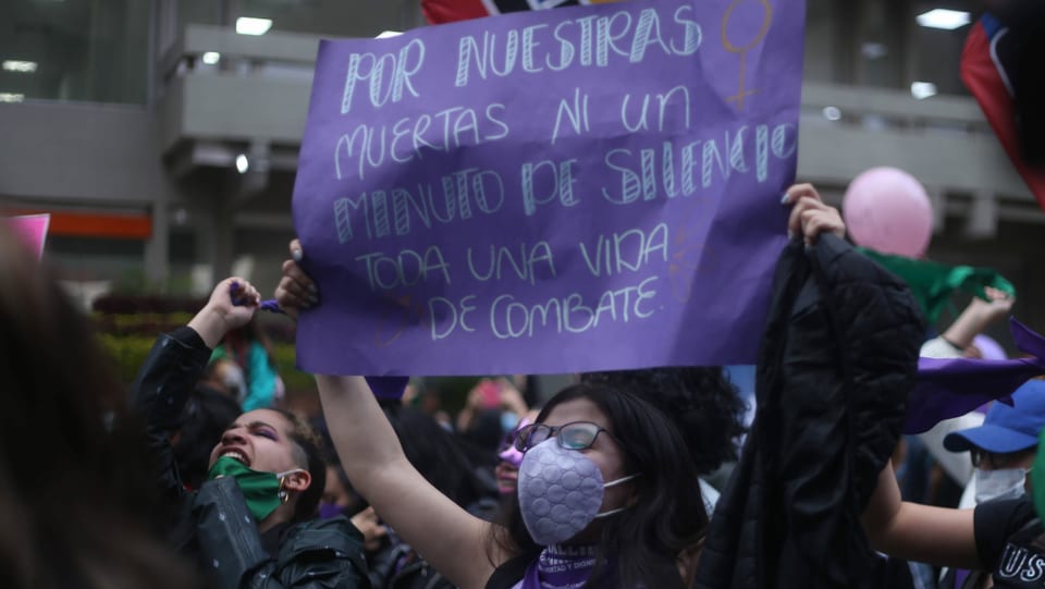«Nicht eine Minute Ruhe für unsere toten Frauen, aber ein lebenslanger Kampf». Tausende versammelten sich im letzten November in Bogota zum Tag gegen die Gewalt an Frauen. 