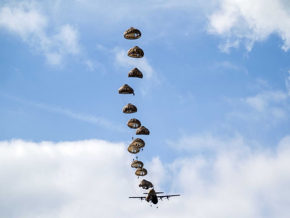 Fallschirmspringen springen aus einem Flugzeug.