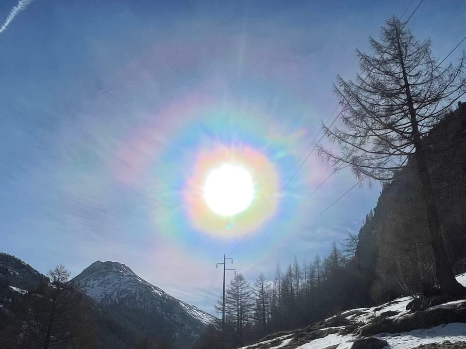 Korona hinter einem Berg.