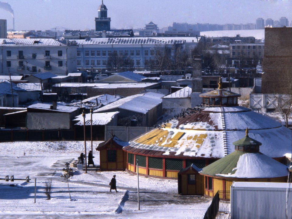Blick auf einen schneebedeckten Tempel in Ulaanbaatar