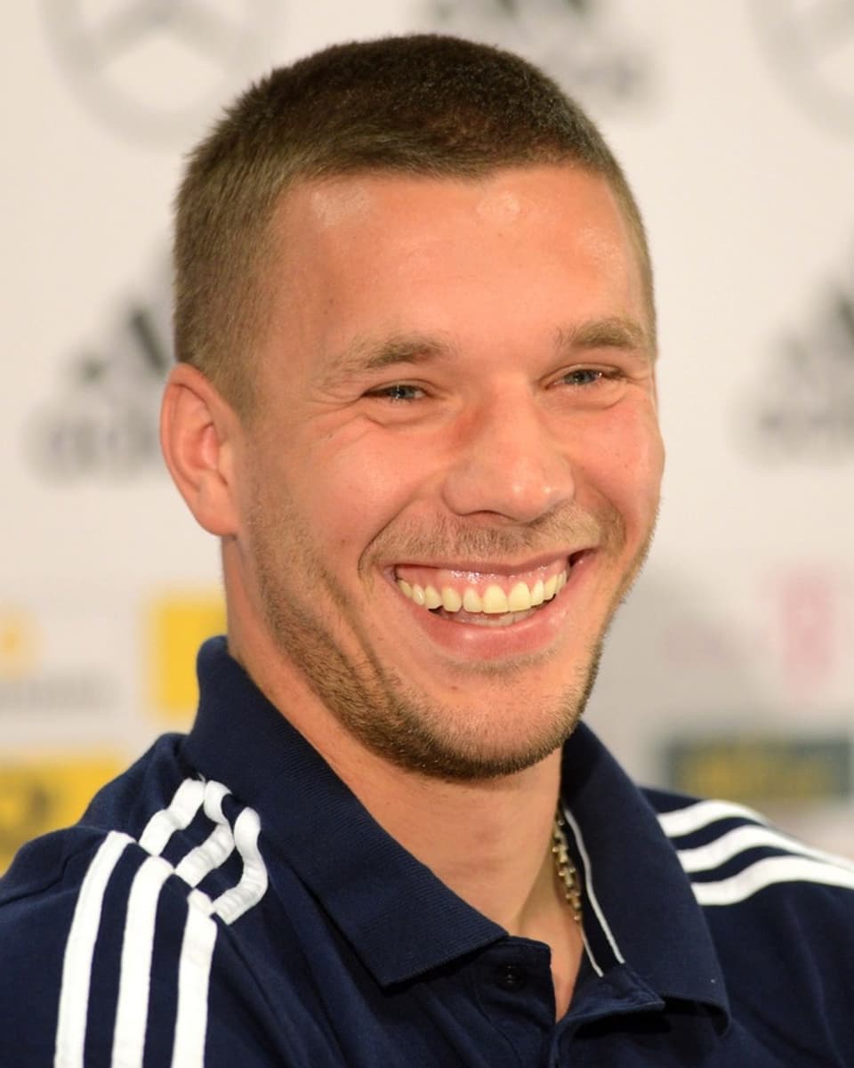 Lukas Podolski strahlt in die Kamera