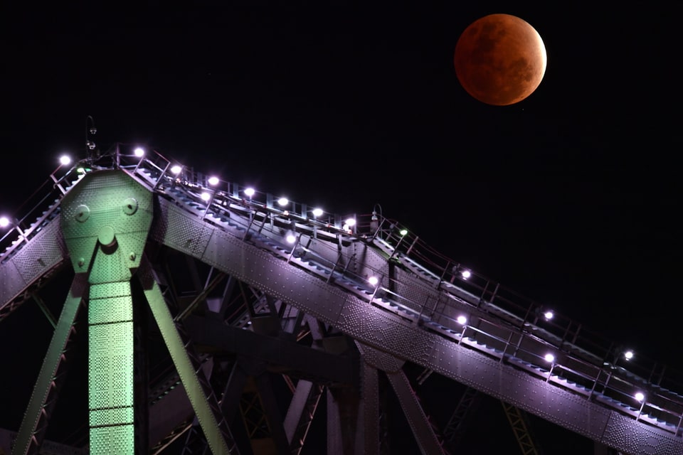 Mond leuchtet über Story Bridge in Brisbane.