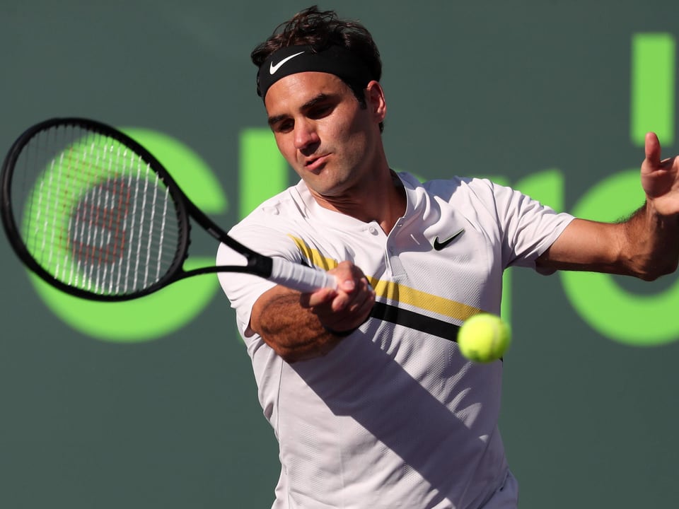 Roger Federer schlägt eine Vorhand.