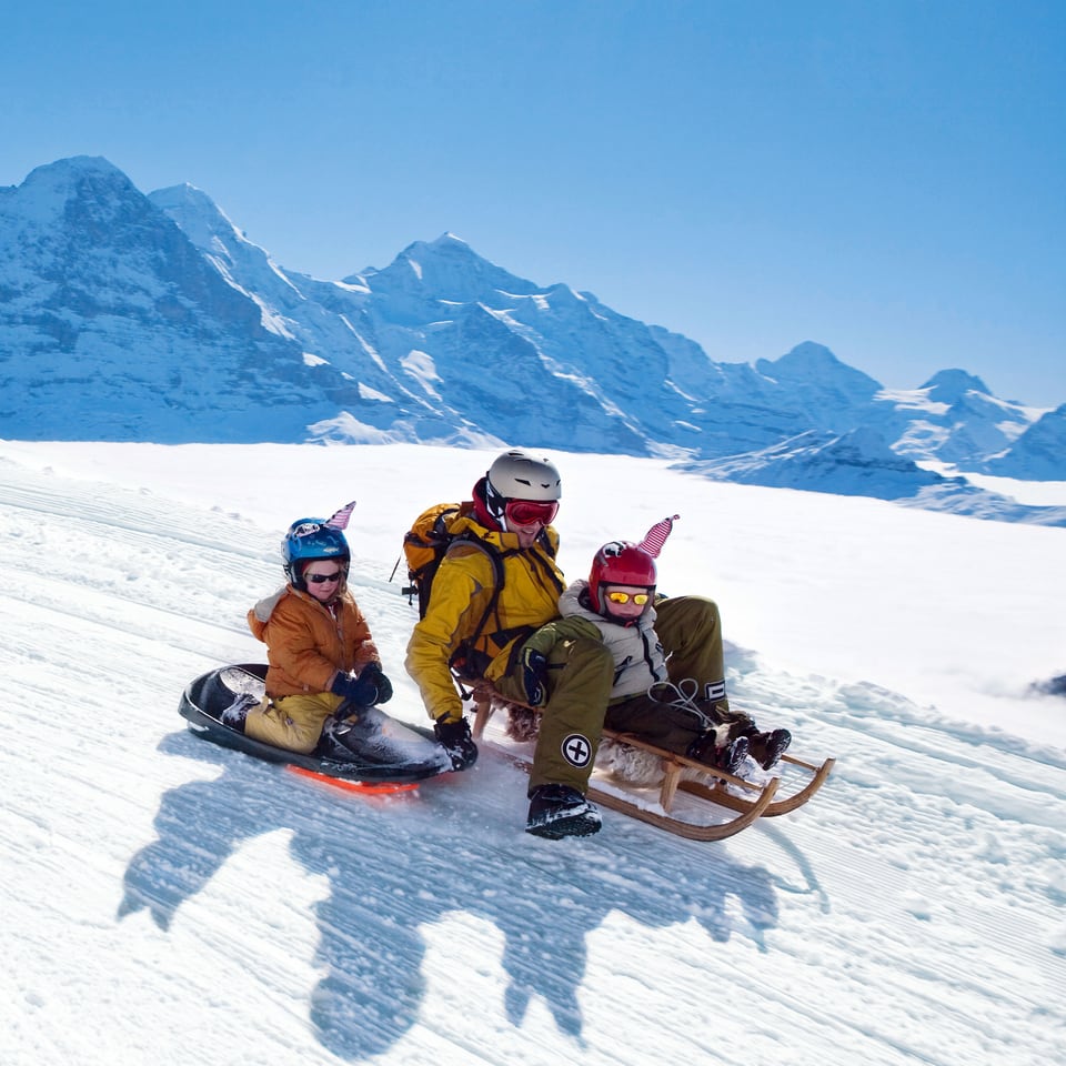 Familie am Schlitteln auf dem Faulhorn