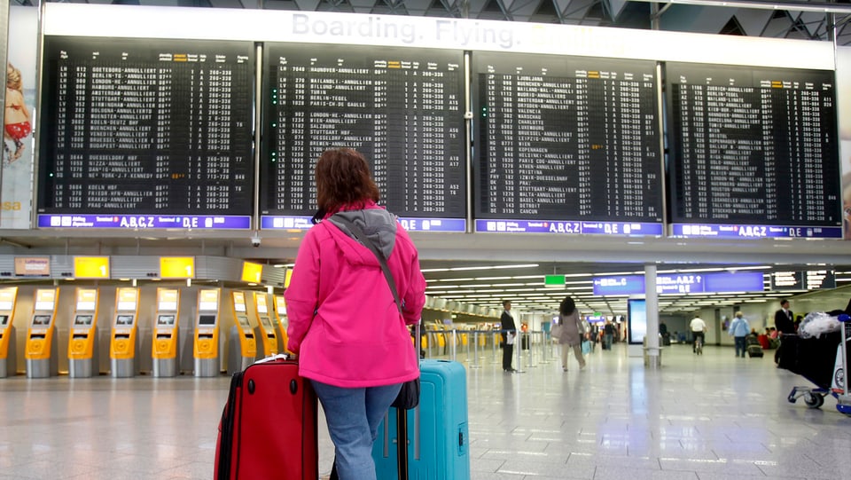 Einsamer Passagier in fast leerer Abflughalle des Flughafens Frankfurt