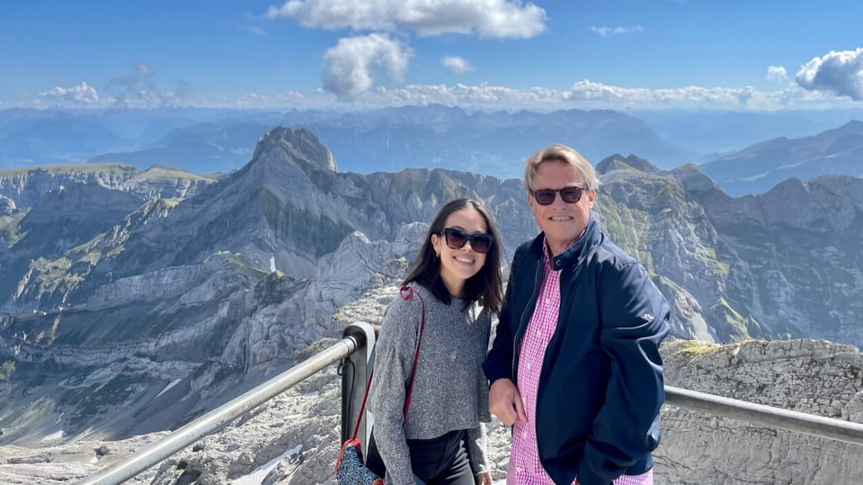 Annabelle Hutter und ihr Vater Stefan Hutter stehen auf einem Berg