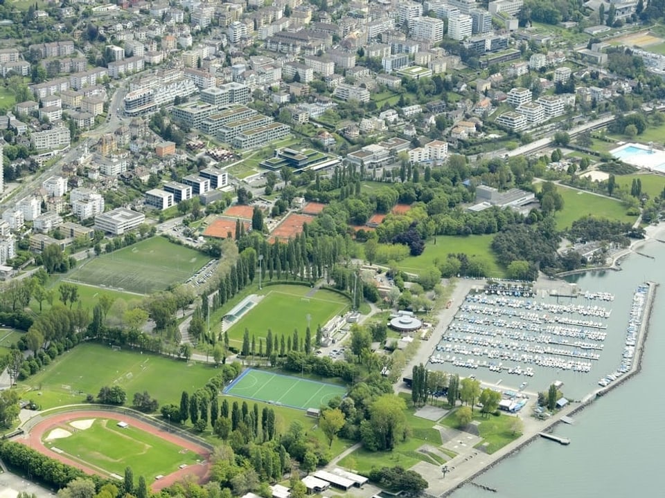 Die Plätze des TC Stade-Lausanne (in der Bildmitte) direkt am Ufer des Genfersees.