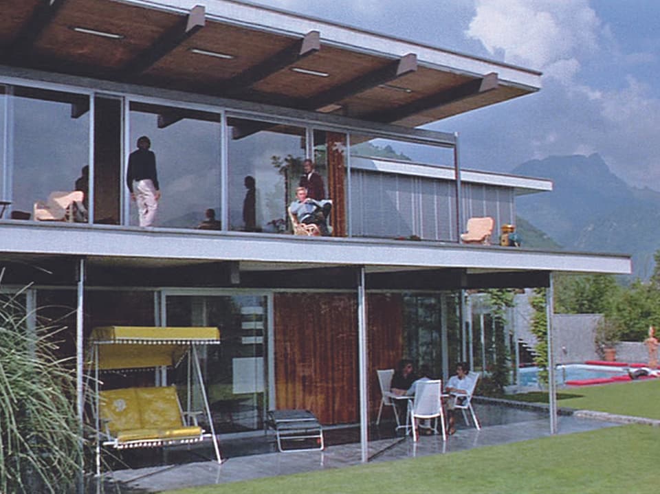Blick auf eine moderne Villa mit grossenFenstern.
