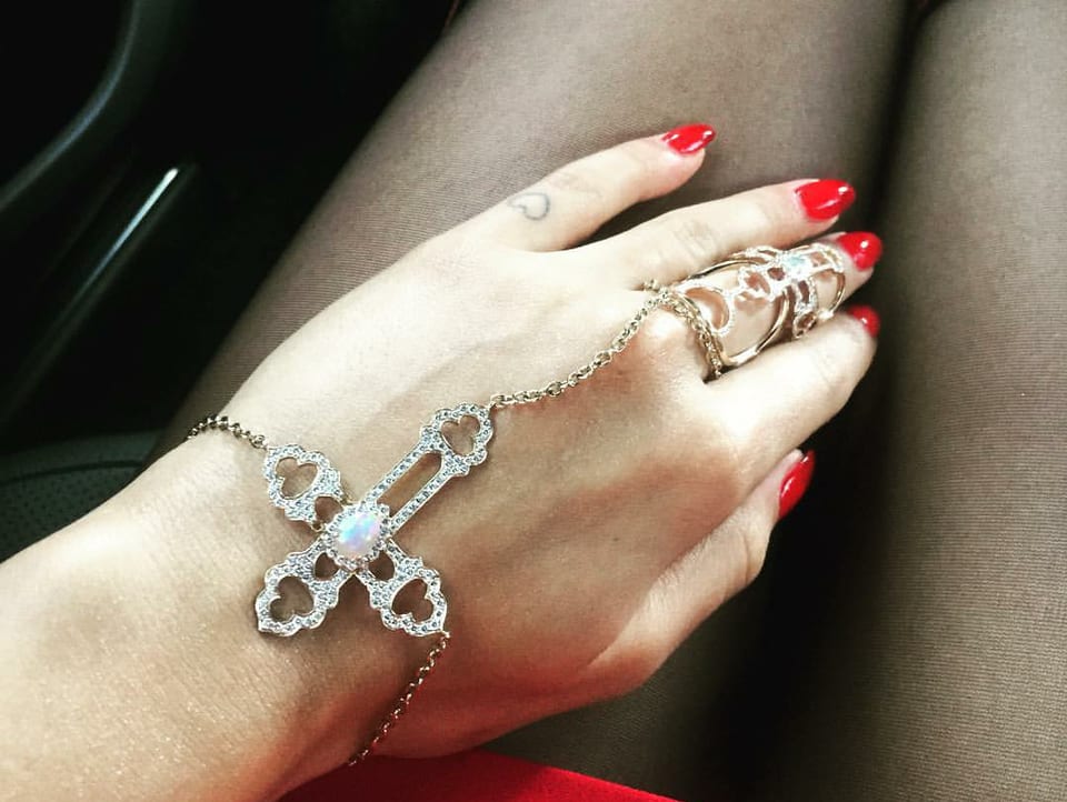 Hand von Rita Ora mit einer Ring-Armband-Kombination