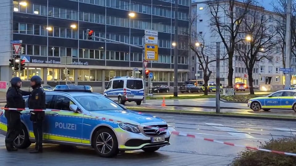 Polizeiauto und Beamte samt Absperrungen in der Karlsruher Innenstadt