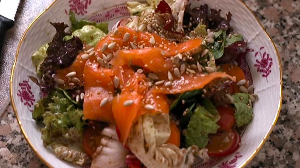 Ein bunter Salat in einem Teller angerichtet