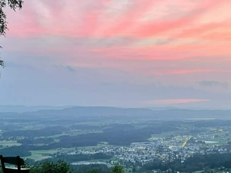 Strahlenbündel am Himmel der untergehenden Sonne.