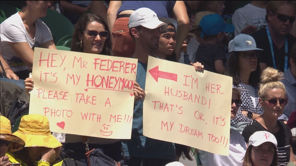 Kreative Fans bei Federers Spiel. 