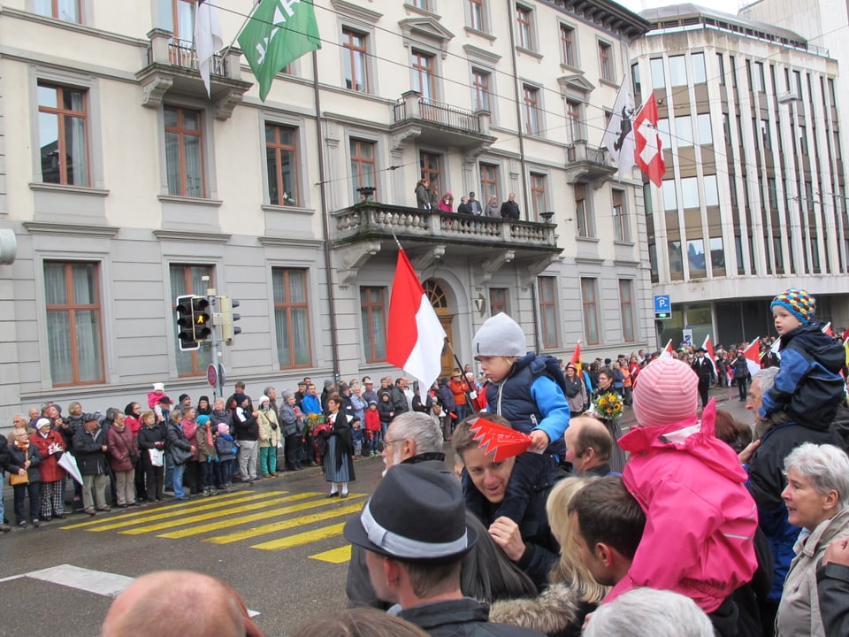 Solothurner Fahne über Zuschauer-Köpfen.