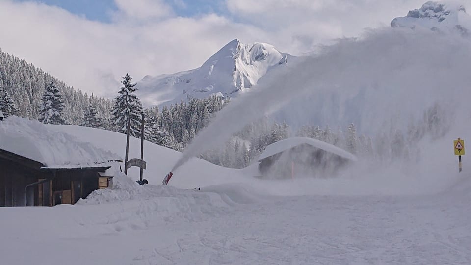 Winter-Comeback im März Schneefräse in Winterlandschaft