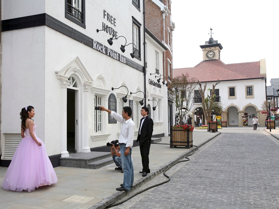 Chinesische Braut posiert in Thames Town