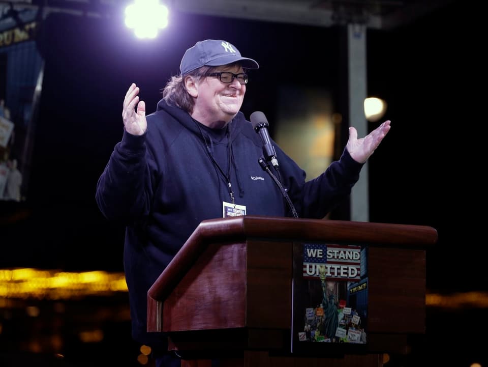 Michael Moore spricht zu den Demonstranten. 