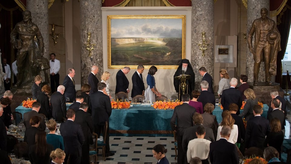 Obama beim Luncheon. Es hängt ein Bild von Thomas Hill.