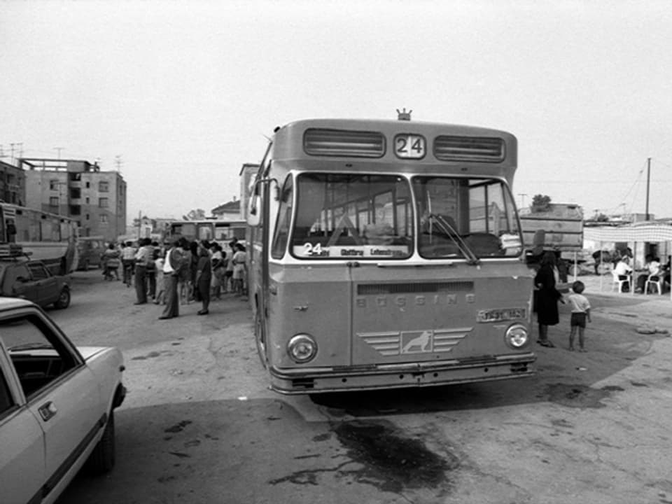 Ein alter Bus auf einer Schwarz-weiss-Aufnahme von vorne.