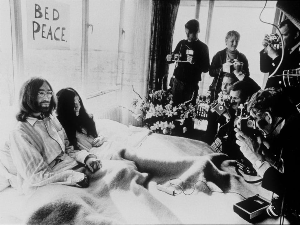 John Lennon und Yoko One 1969 während ihres «Bed-In for Peace», im Bett liegend im Hotel Hilton in Amsterdam, umringt von Photografen.