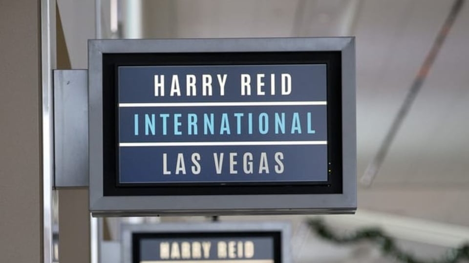 Ein Namensschild des Flughafens Harry Reid