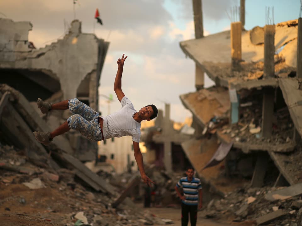 Ein palästinensischer Jugendlicher trainiert Parkour im Osten der Stadt Gaza.