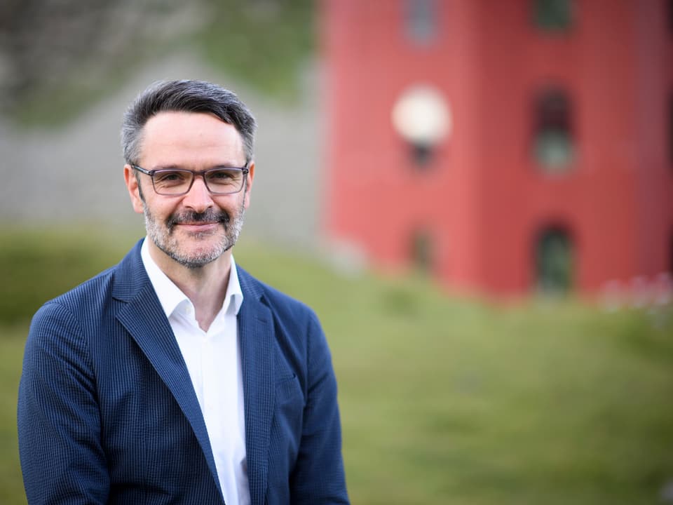 Giovanni Netzer, Intendant des Origen-Kulturfestivals, vor seinem roten Theaterturm