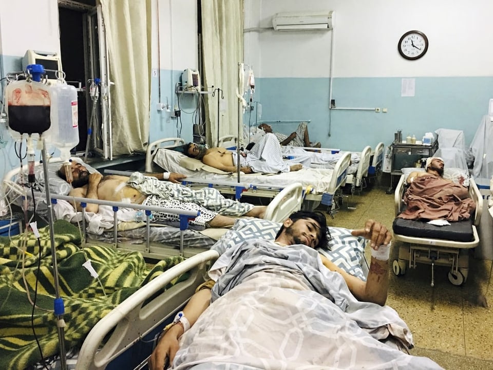 Afghanen liegen auf Betten in einem Krankenhaus, nachdem sie bei den tödlichen Anschlägen vor dem Flughafen in Kabul verwundet wurden.