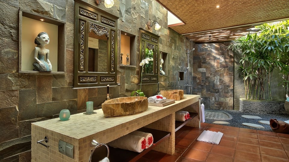 Bad mit zwei Waschbecken aus Holz. 