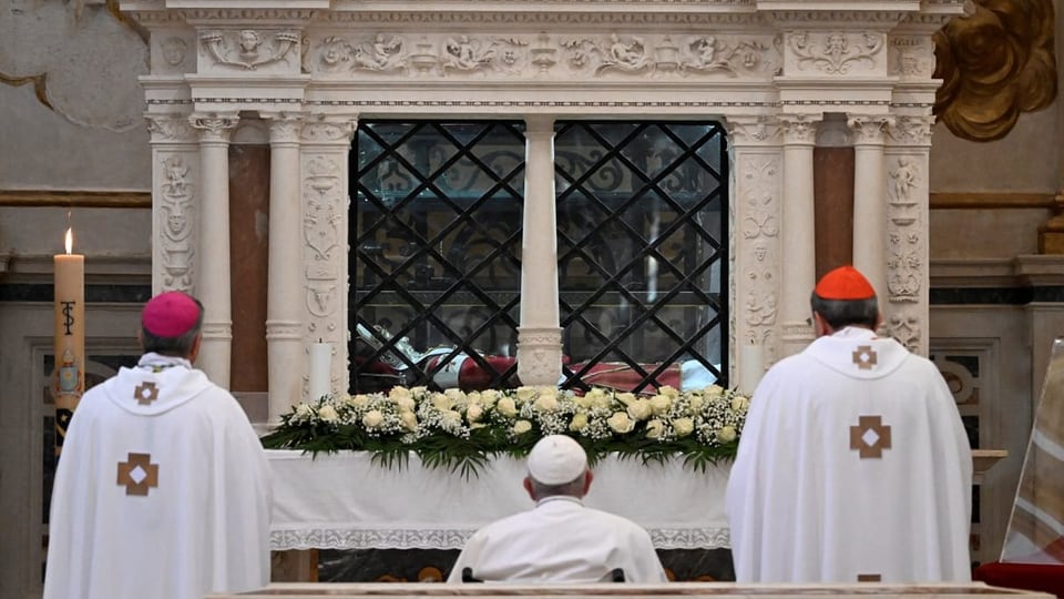 Papst betet vor Grab.