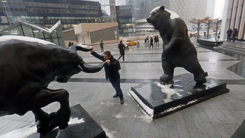 Blick auf die Stier- und Bärenskulptur in Moskau.