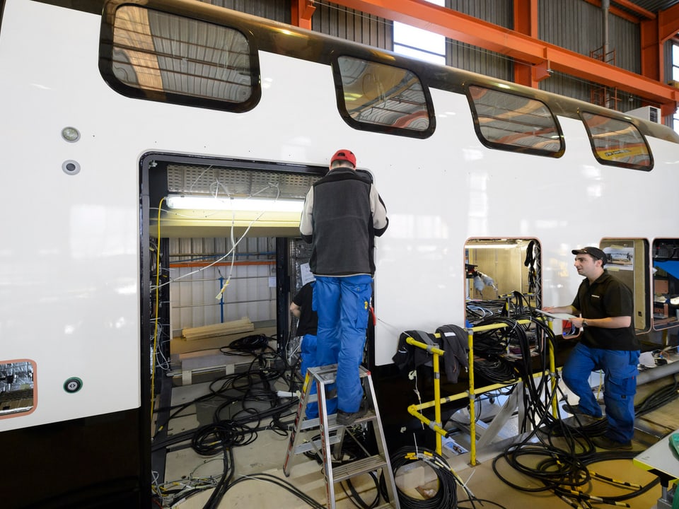 Angestellte arbeiten im Bombardier-Werk in Villeneuve an einem der neuen Züge.