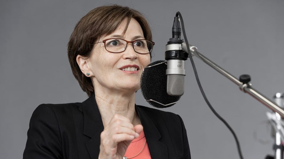 Frau vor Radiomikrofon