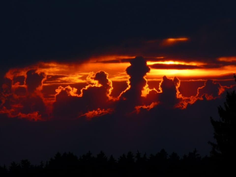 Altocumulus Castellanus Wolken bei Sonnenaufgang.