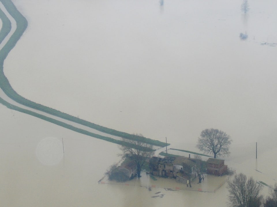 Luftaufnahme von einem überfluteten Feld nahe Pisa
