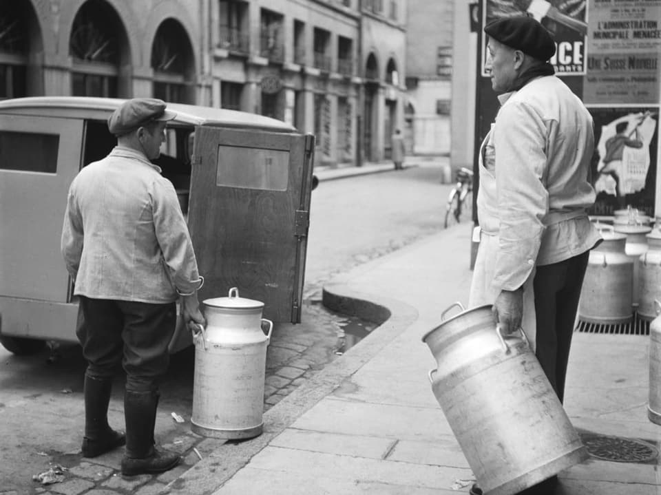 Zwei Milchmänner verteilen im Jahr 1943 in Genf ihre Milchkannen.