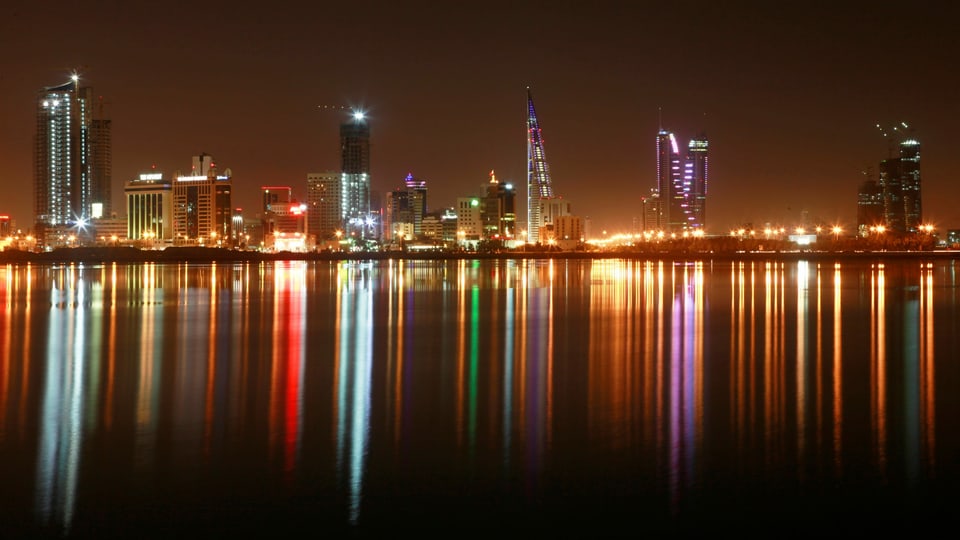 Nächtliche Skyline von Manama.