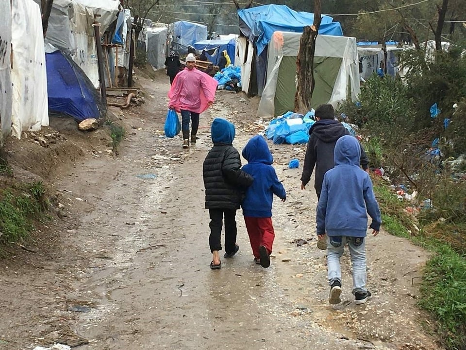 Kinder im regen im Camp
