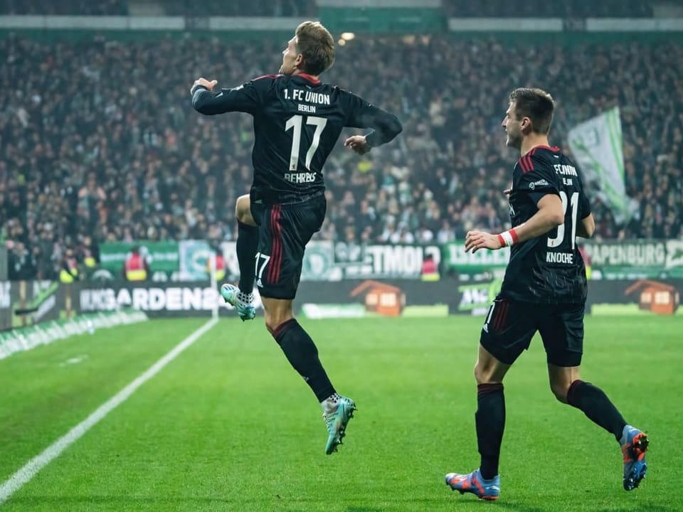 Lässt sich feiern Kevin Behrens hüpft und springt.