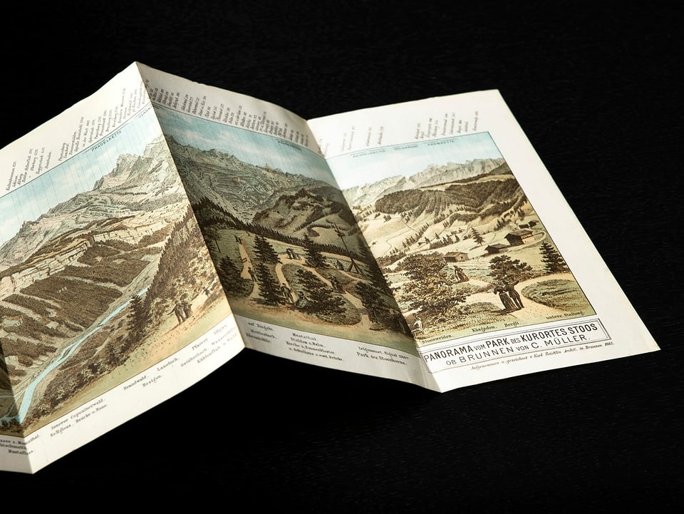 Eine gefaltete Karte mit Panoramaansicht von Bergen, Bäumen und Seen.