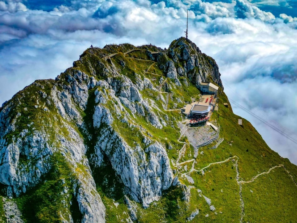 Der Gipfel des Stockhorns ragt aus dem Hochnebel