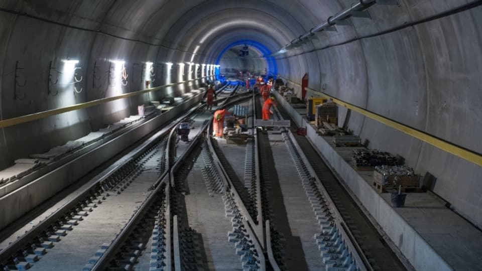 Blick in den Weinbergtunnel der Durchmesserlinie, einem der aktuellen grossen Projekte der SBB. Bauarbeiten arbeiten an einer Weiche.